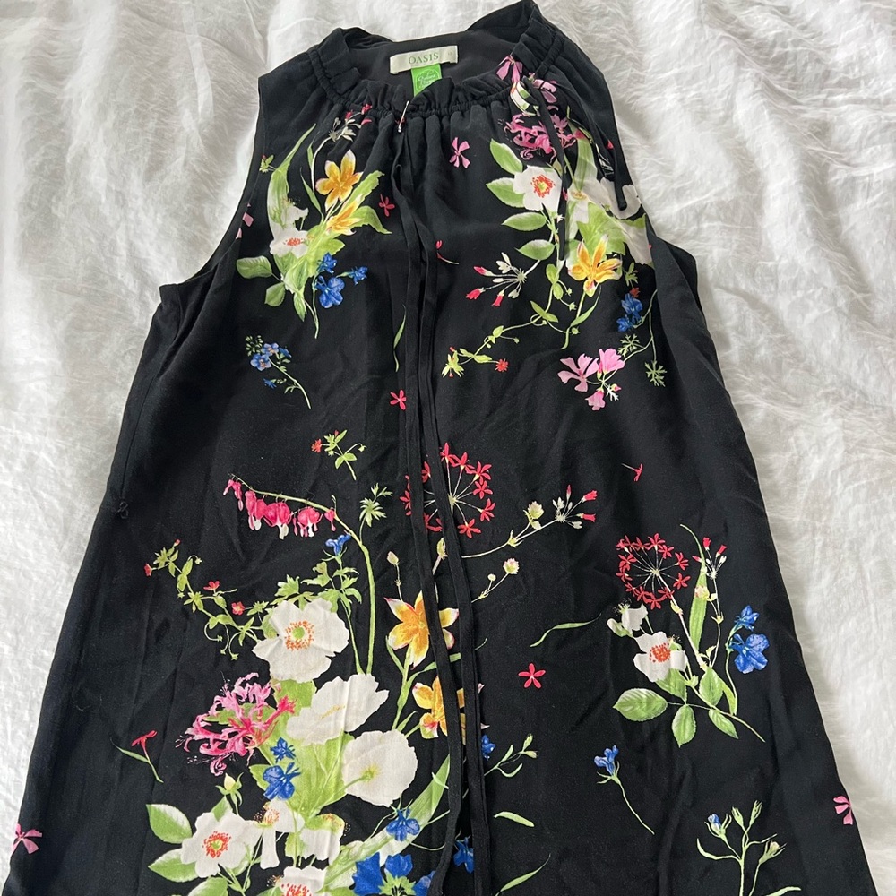 Min floral dress. Ties around the waist